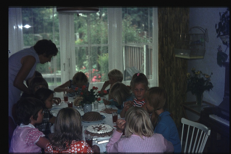 04.Delft aug 1972 Mama,Brigitte,Marion,Peter.JPG